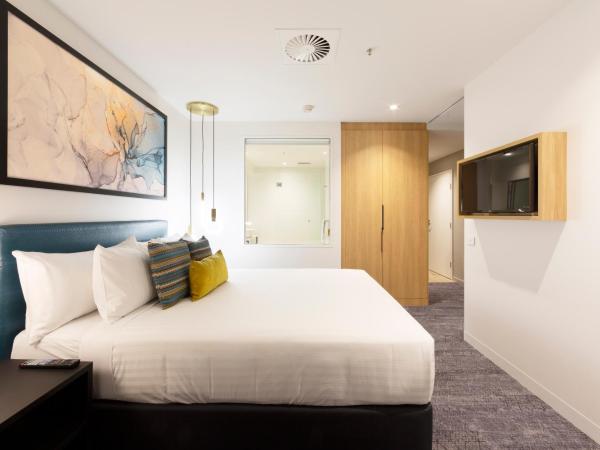 Mercure Canberra Belconnen : photo 1 de la chambre studio lit king-size exécutif avec canapé-lit