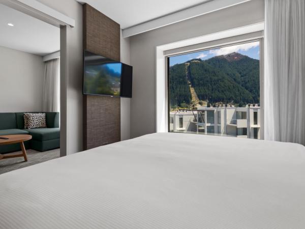 Holiday Inn Express & Suites Queenstown, an IHG Hotel : photo 1 de la chambre suite 1 chambre lit king-size - vue sur télécabine