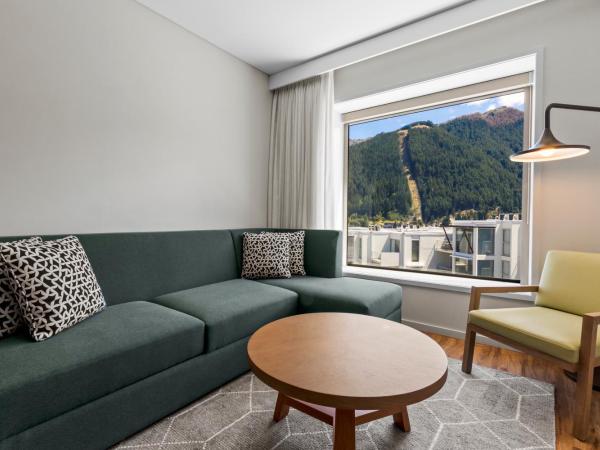 Holiday Inn Express & Suites Queenstown, an IHG Hotel : photo 4 de la chambre suite 1 chambre lit king-size - vue sur télécabine