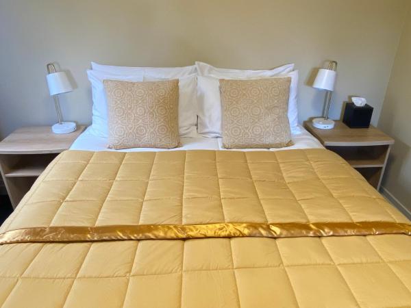 Motel On York : photo 3 de la chambre suite lit queen-size avec baignoire spa