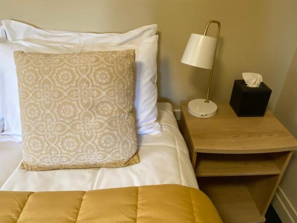 Motel On York : photo 2 de la chambre suite lit queen-size avec baignoire spa