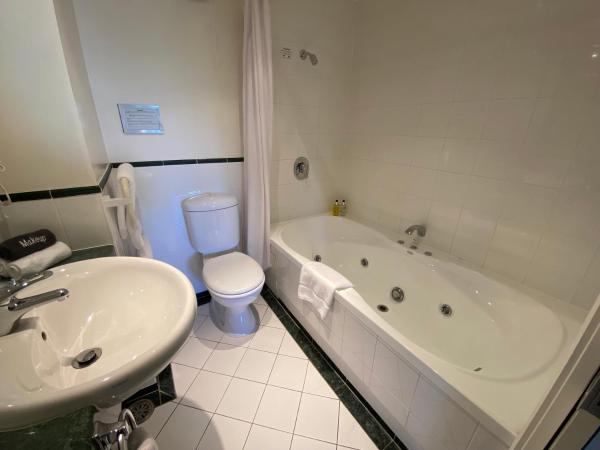 Motel On York : photo 4 de la chambre suite lit queen-size avec baignoire spa