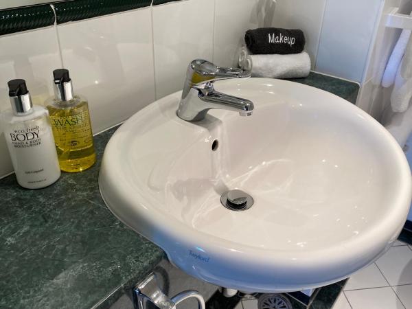 Motel On York : photo 6 de la chambre suite lit queen-size avec baignoire spa