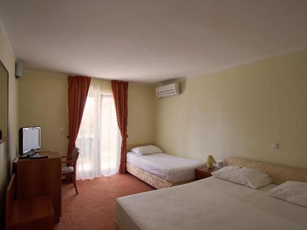 Hotel Vila Ružica- glavna zgrada i depandanse : photo 5 de la chambre chambre triple avec balcon