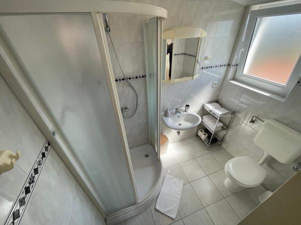 Rooms and Apartments Ana : photo 6 de la chambre chambre double ou lits jumeaux avec balcon