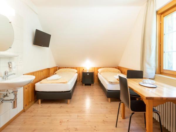 Hostel by Randolins : photo 3 de la chambre chambre triple avec salle de bains commune