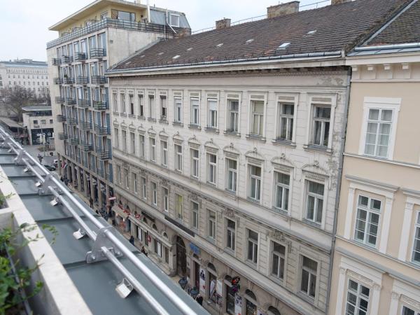 Aria Hotel Budapest by Library Hotel Collection : photo 5 de la chambre chambre lit king-size avec terrasse - vue sur ville