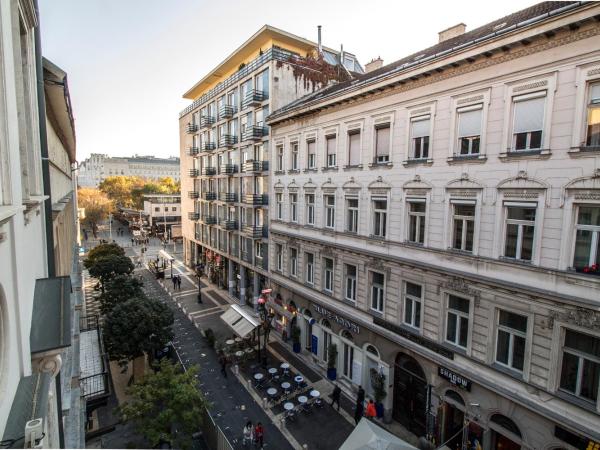 Aria Hotel Budapest by Library Hotel Collection : photo 7 de la chambre grande chambre de luxe avec lits doubles