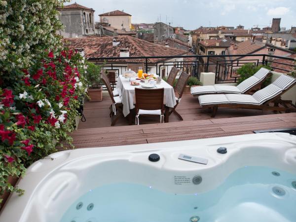 Hotel Bologna ***S : photo 1 de la chambre suite - terrasse et bain à remous