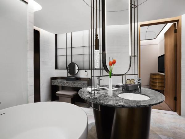 Conrad Shanghai : photo 7 de la chambre suite deluxe avec lit king-size