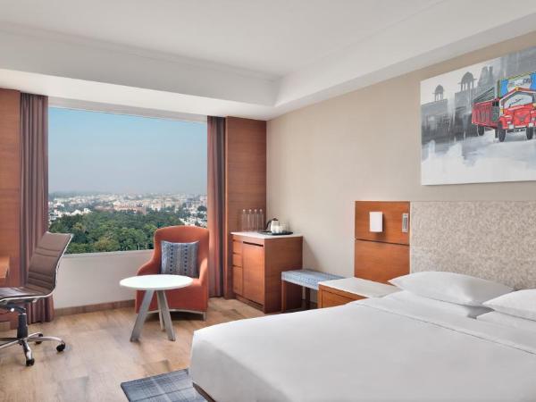 Hyatt Centric Janakpuri New Delhi : photo 1 de la chambre chambre lit king-size - vue sur piscine