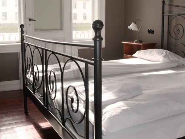 Downtown Guesthouse Reykjavik : photo 5 de la chambre chambre double deluxe avec salle de bains privative