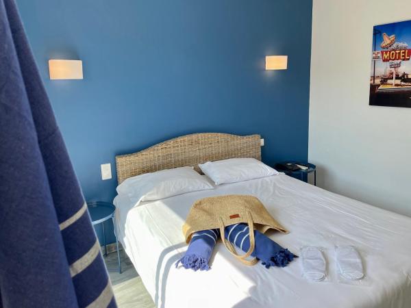 Amerique Hotel Palavas - Piscine - Plage : photo 1 de la chambre chambre lits jumeaux/double motel patio