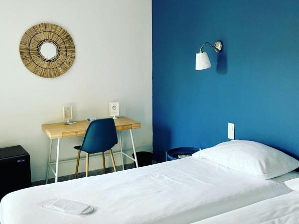 Amerique Hotel Palavas - Piscine - Plage : photo 3 de la chambre chambre lits jumeaux/double motel patio