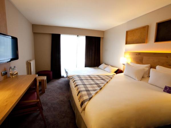 Mercure Saint-Lary : photo 1 de la chambre chambre double standard avec canapé et balcon