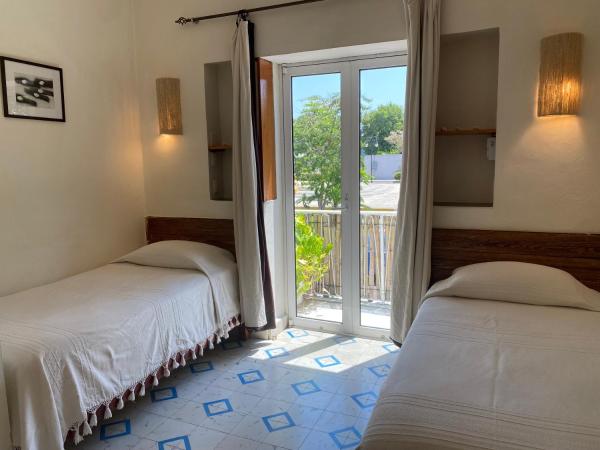 Hotel La Piazzetta : photo 2 de la chambre chambre lits jumeaux - vue sur parc