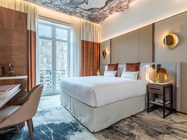 InterContinental Paris Champs Elysées Etoile, an IHG Hotel : photo 8 de la chambre chambre lit king-size premium avec balcon - vue sur ville