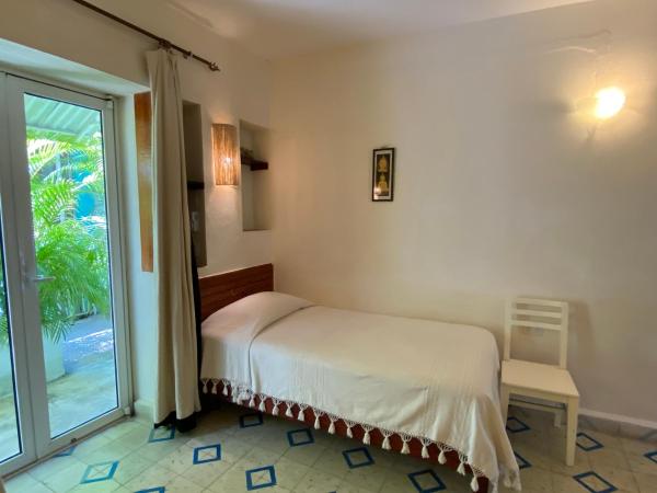 Hotel La Piazzetta : photo 7 de la chambre chambre lits jumeaux - vue sur patio