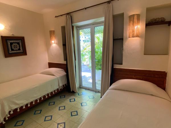 Hotel La Piazzetta : photo 4 de la chambre chambre lits jumeaux - vue sur patio