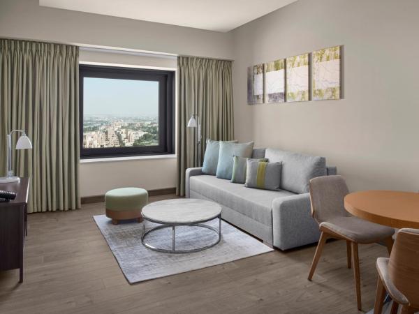 Holiday Inn & Suites - Dubai Festival City Mall, an IHG Hotel : photo 3 de la chambre hébergement premium avec 1 lit king-size et cuisine - vue sur ville