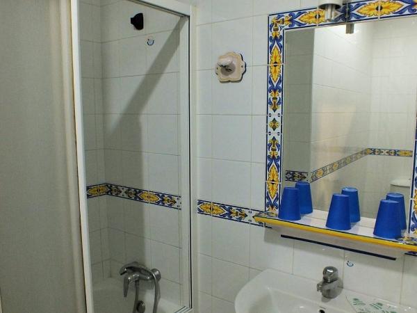 Pensión Macarena : photo 9 de la chambre chambre double avec lit d'appoint