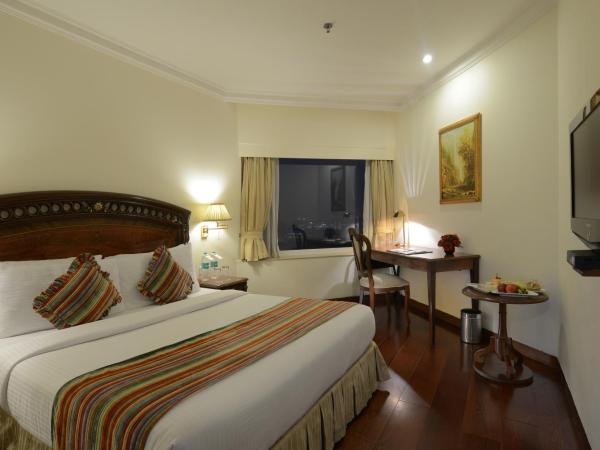 Hotel The Royal Plaza : photo 9 de la chambre deluxe room - enjoy a free one glass of house beer once during your stay  