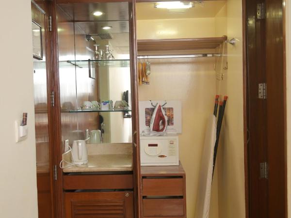 Hotel The Royal Plaza : photo 8 de la chambre deluxe room - enjoy a free one glass of house beer once during your stay  