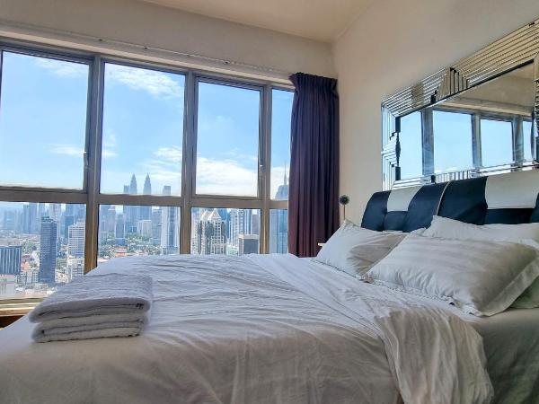 Penthouse on 34 - The Highest Unit and Best Views in Regalia & Private Rooftop Terrace : photo 3 de la chambre chambre double supérieure