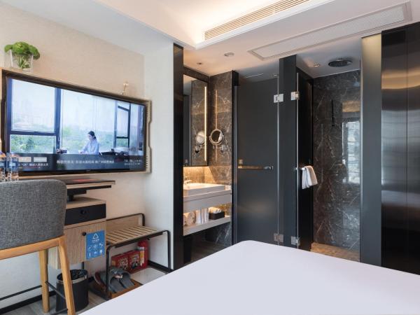 Paco Hotel Canton Tower Pazhou--FreeShuttle Bus for CantonFair : photo 2 de la chambre chambre double avec salle de bains privative