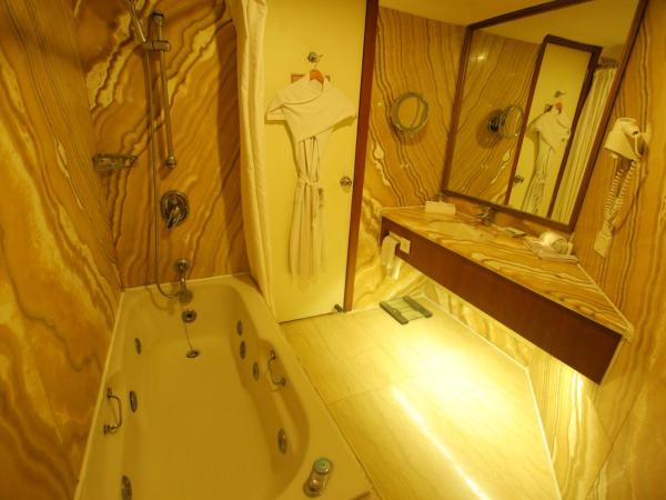 Hotel The Royal Plaza : photo 5 de la chambre royal junior suite - enjoy a free one glass of house beer once during your stay