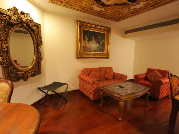 Hotel The Royal Plaza : photo 4 de la chambre maharaja one bedroom suite - enjoy a free one glass of house beer once during your stay