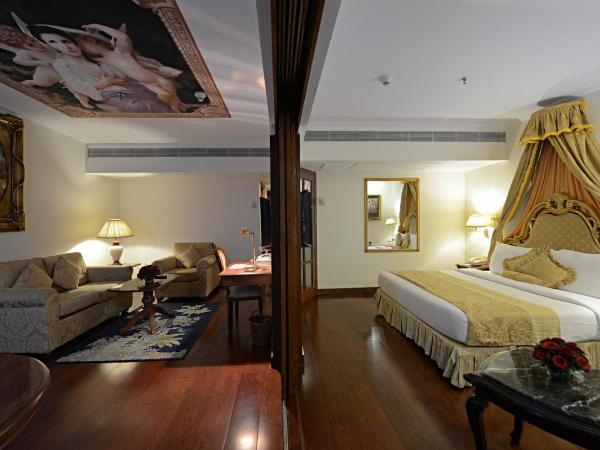 Hotel The Royal Plaza : photo 1 de la chambre maharaja one bedroom suite - enjoy a free one glass of house beer once during your stay
