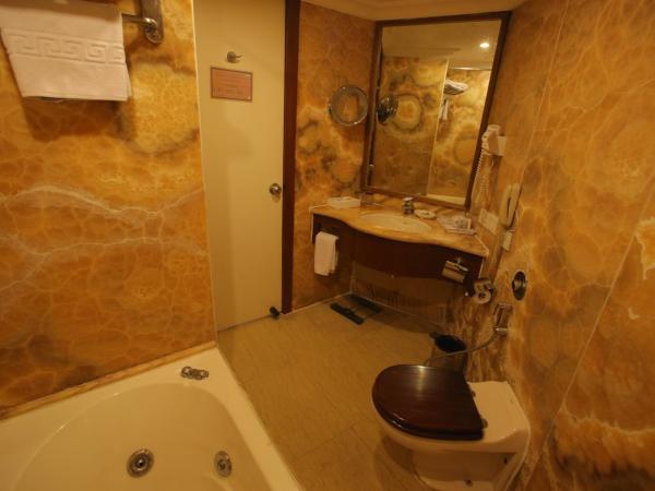 Hotel The Royal Plaza : photo 7 de la chambre maharaja one bedroom suite - enjoy a free one glass of house beer once during your stay