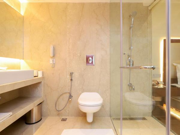 Hotel The Royal Plaza : photo 6 de la chambre premium room - enjoy a free one glass of house beer once during your stay