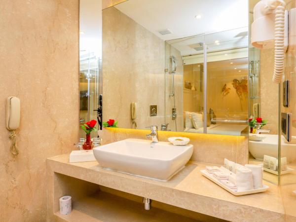 Hotel The Royal Plaza : photo 5 de la chambre premium room - enjoy a free one glass of house beer once during your stay