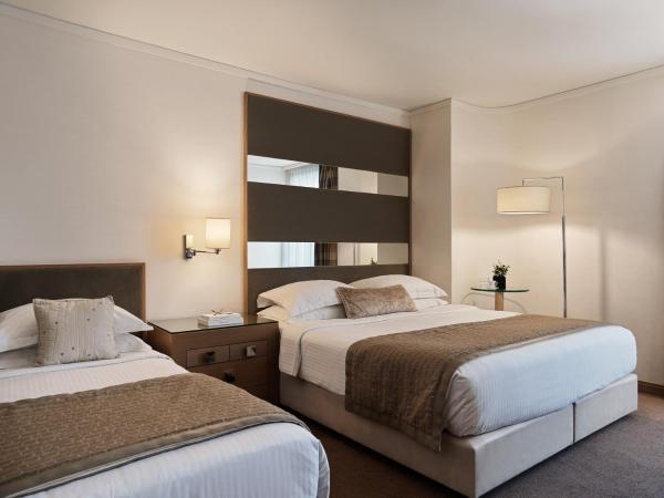 Galaxy Iraklio Hotel : photo 6 de la chambre chambre triple supérieure - vue sur ville