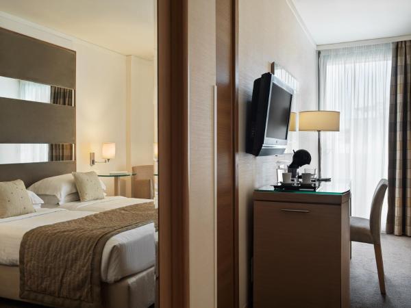 Galaxy Iraklio Hotel : photo 3 de la chambre chambre familiale (2 adultes et 2 enfants)