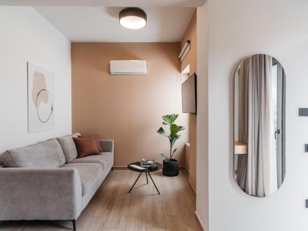 The City Hotel & Suites : photo 3 de la chambre suite supérieure avec balcon - vue sur ville