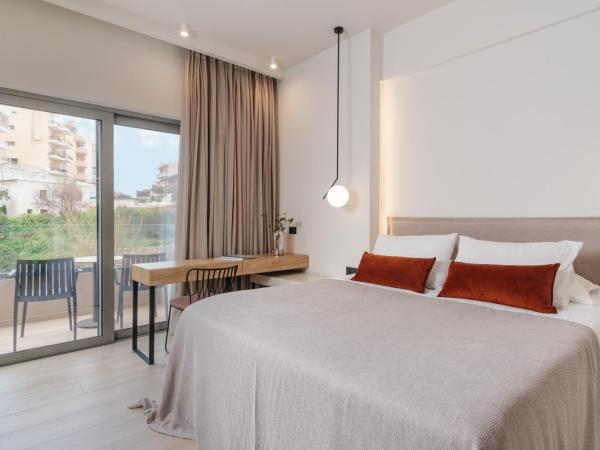 The City Hotel & Suites : photo 8 de la chambre suite supérieure avec balcon - vue sur ville