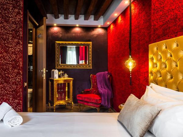 Ca' Maria Callas : photo 4 de la chambre chambre double supérieure avec balcon - vue sur canal