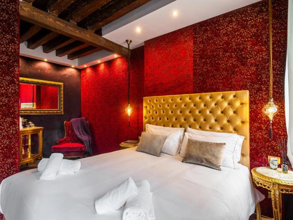 Ca' Maria Callas : photo 8 de la chambre chambre double supérieure avec balcon - vue sur canal