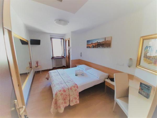 Albergo Trento : photo 3 de la chambre chambre familiale avec salle de bains privative séparée