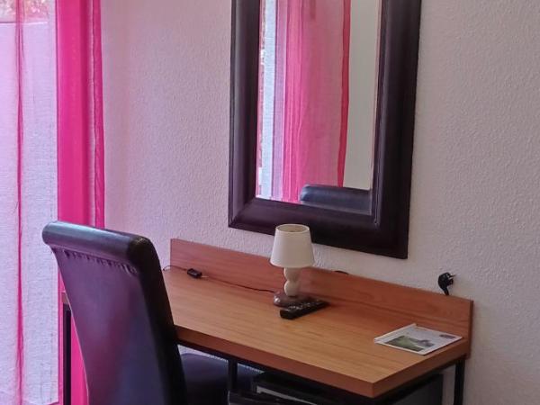 Hotel Hélios : photo 6 de la chambre chambre double avec terrasse - piscine chauffée et parking gratuit