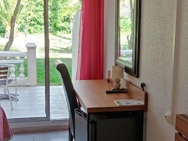 Hotel Hélios : photo 7 de la chambre chambre double avec terrasse - piscine chauffée et parking gratuit