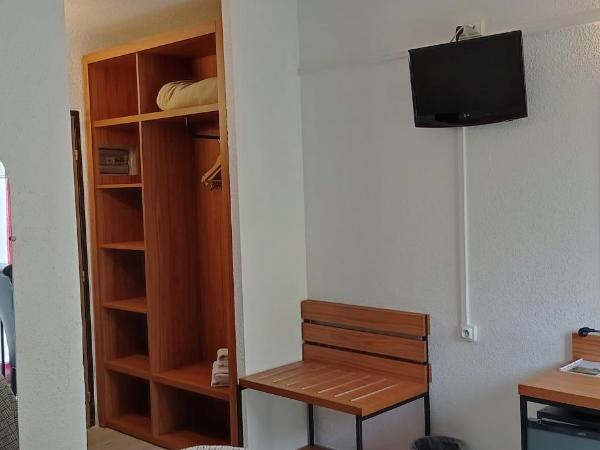 Hotel Hélios : photo 8 de la chambre chambre double avec terrasse - piscine chauffée et parking gratuit