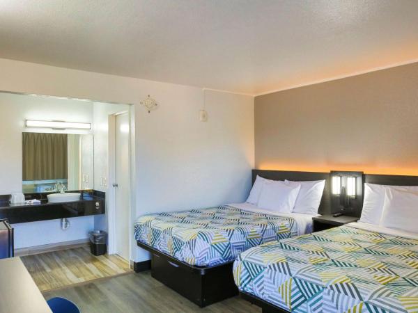 Motel 6-Sacramento, CA - Central : photo 1 de la chambre chambre avec 2 lits queen-size et douche accessible en fauteuil roulant - adaptée aux personnes à mobilité réduite