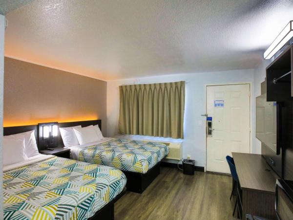 Motel 6-Sacramento, CA - Central : photo 2 de la chambre chambre avec 2 lits queen-size et douche accessible en fauteuil roulant - adaptée aux personnes à mobilité réduite