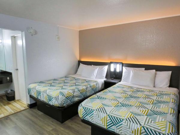 Motel 6-Sacramento, CA - Central : photo 3 de la chambre chambre avec 2 lits queen-size et douche accessible en fauteuil roulant - adaptée aux personnes à mobilité réduite