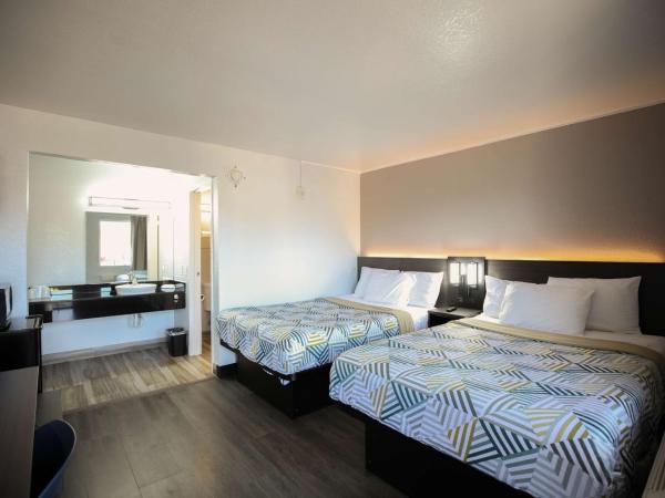 Motel 6-Sacramento, CA - Central : photo 4 de la chambre chambre avec 2 lits queen-size et douche accessible en fauteuil roulant - adaptée aux personnes à mobilité réduite