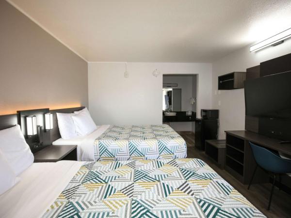 Motel 6-Sacramento, CA - Central : photo 5 de la chambre chambre avec 2 lits queen-size et douche accessible en fauteuil roulant - adaptée aux personnes à mobilité réduite